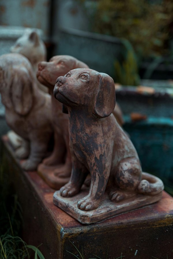 Hundestatue: elegante skulpturen für stilvolles interieur